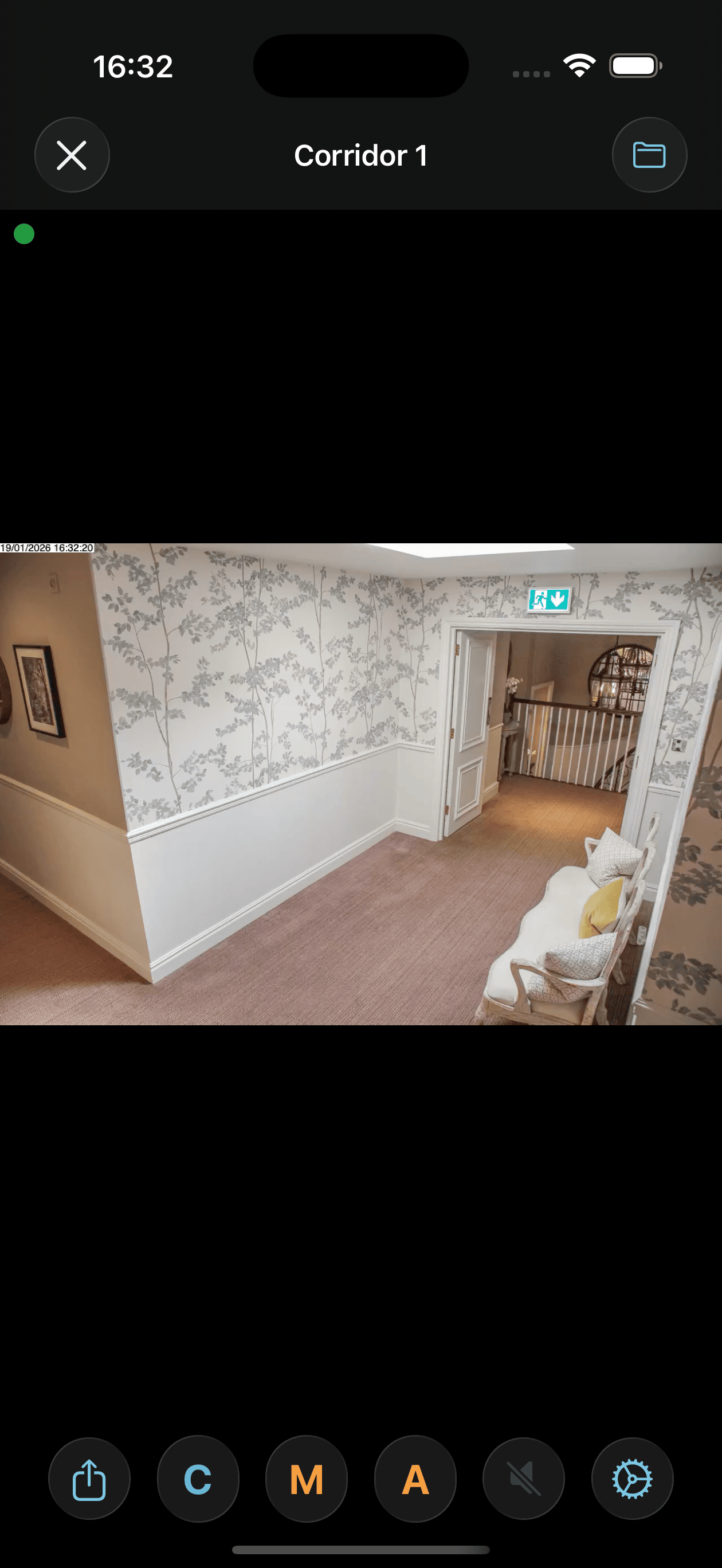 Full-screen live view, showing one camera with high-quality streaming, with controls for setting schedules, controlling PTZ, and enabling notifications